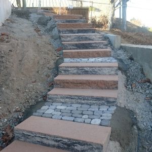Pflasterarbeiten und Treppe