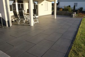 Pflasterarbeiten auf Terrasse